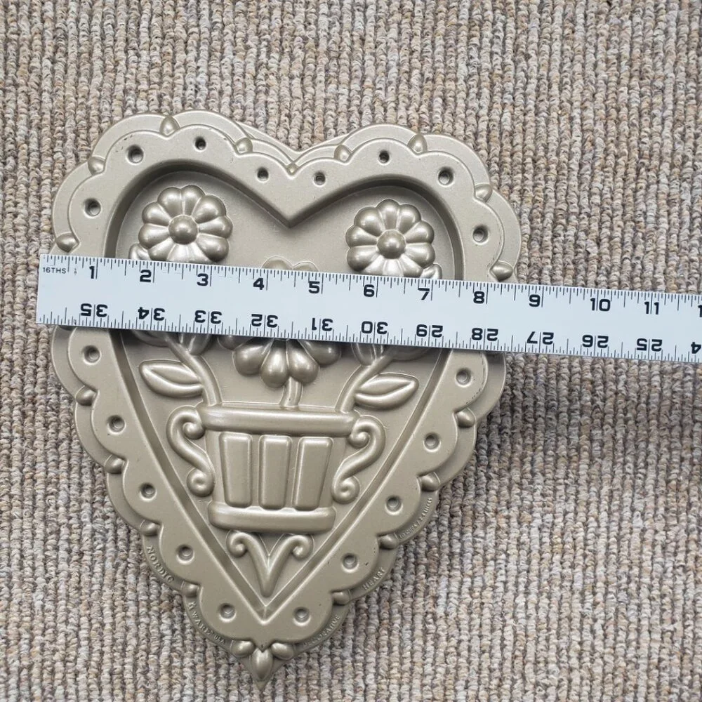 Williams Sonoma Gold Nordic Ware Decorative Heart Cake Pan Flowers Floral